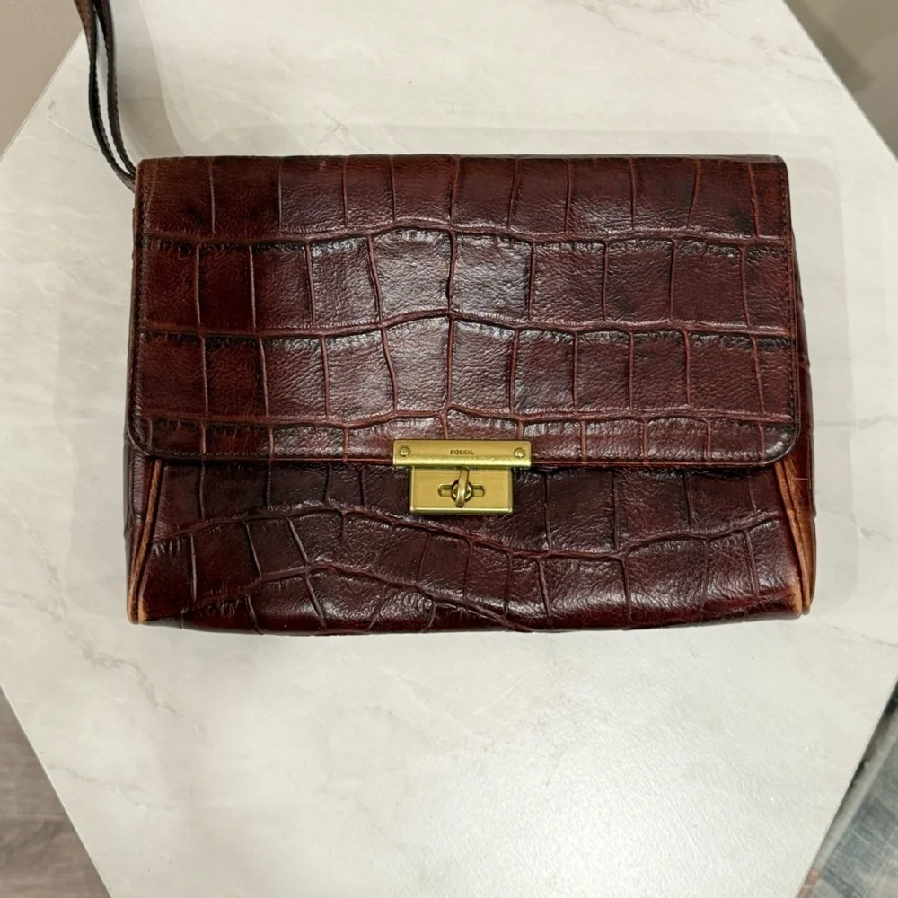 🔥Fossil Brown Crocodile-Embossed Clutch EUC🔥